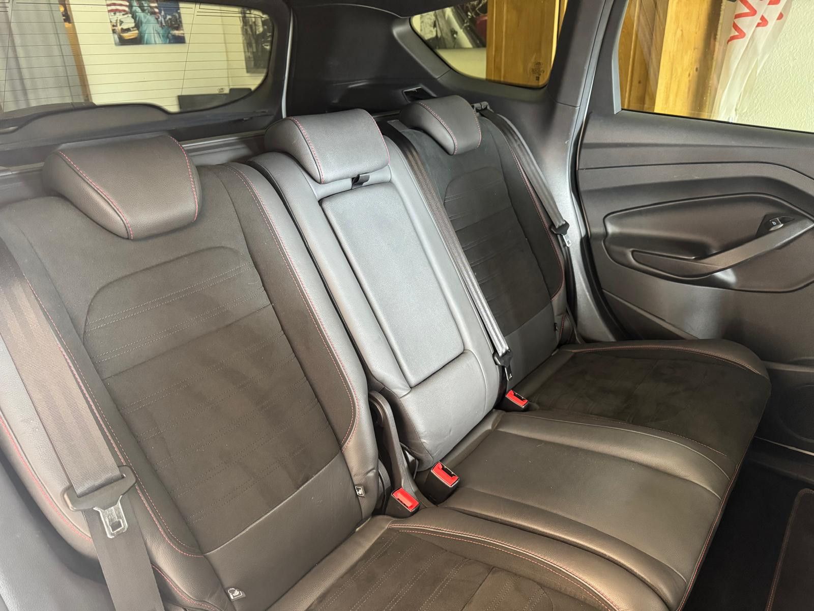Fahrzeugabbildung Ford Kuga ST-Line / AHK/NAVI/KLIMA/8.FACH BEREIFT