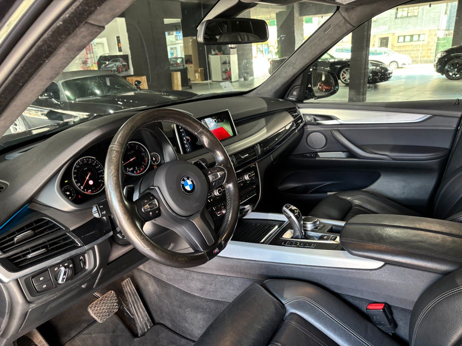Fahrzeugabbildung BMW X5 xDrive40d *M-Paket*HUD*Pano*Harman-Kardon*KAM