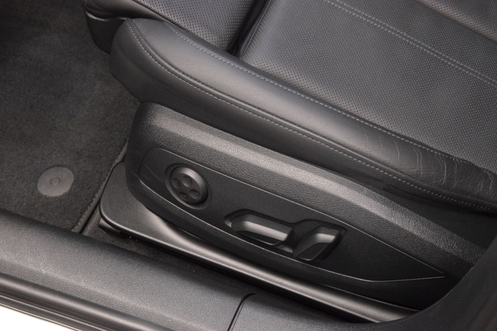 Fahrzeugabbildung Audi A4 Avant 40 TDI quattro B&O HuD Sitzbelü. ACC