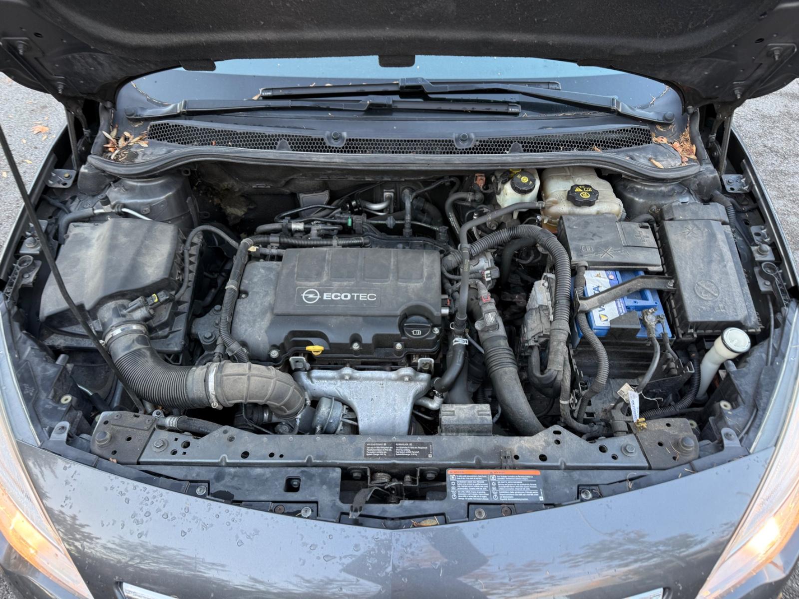 Opel Astra 2011 — photo 28
