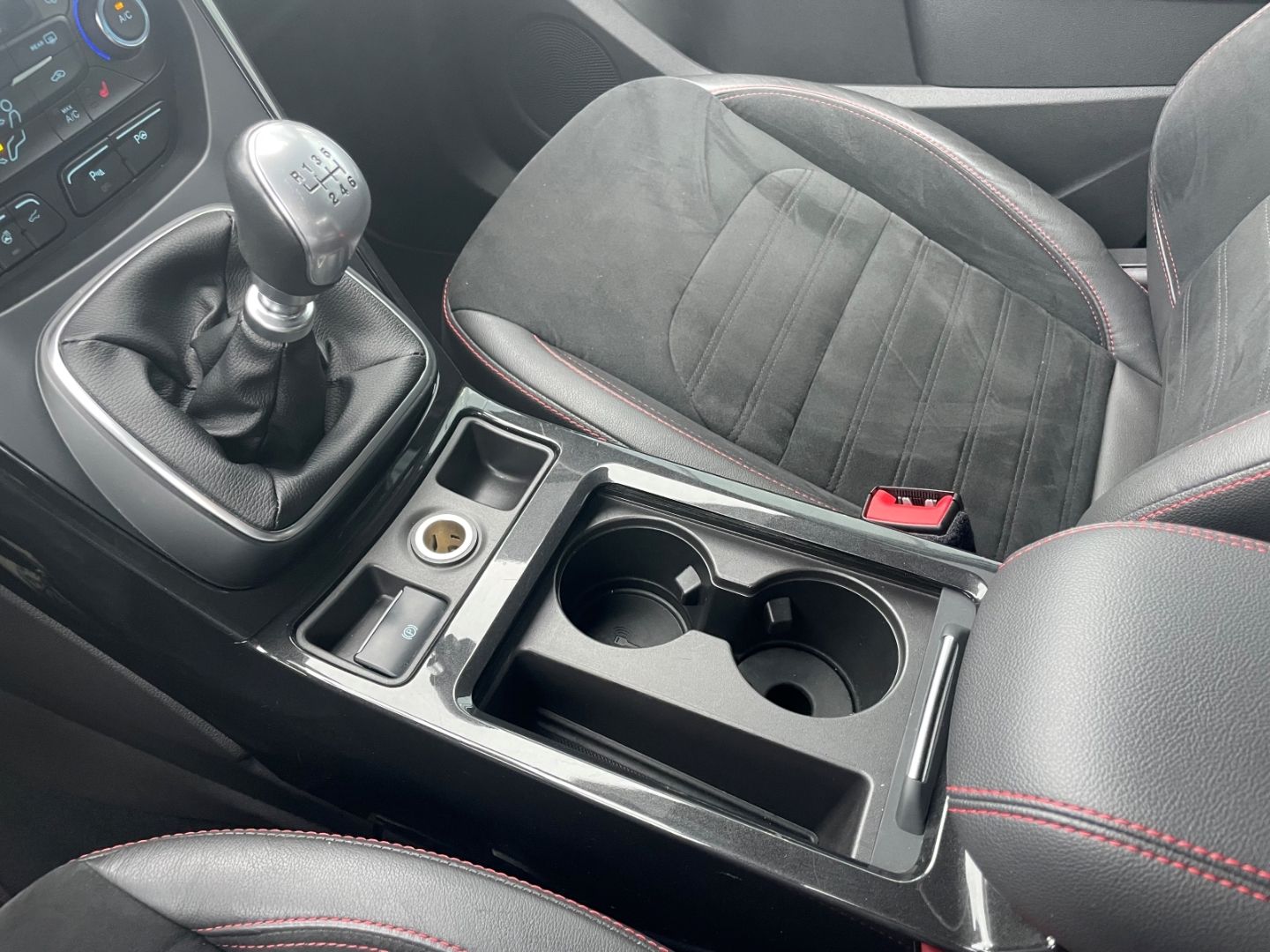 Fahrzeugabbildung Ford Kuga ST-Line elek Heckkl SHZ vo Lenkradhzg