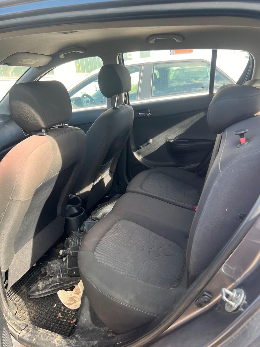 Opel Astra 2011 — photo 6