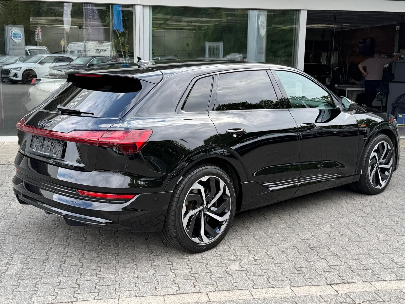 Fahrzeugabbildung Audi e-tron 55 QUAT 2X S LINE BLACK EDIT LUFT+360+AHK