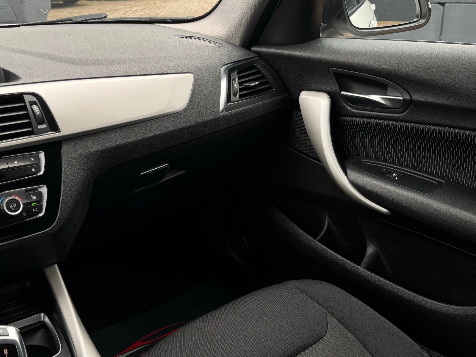Fahrzeugabbildung BMW 118i Advantage Tempomat BLT PDC LED SHZ AHK
