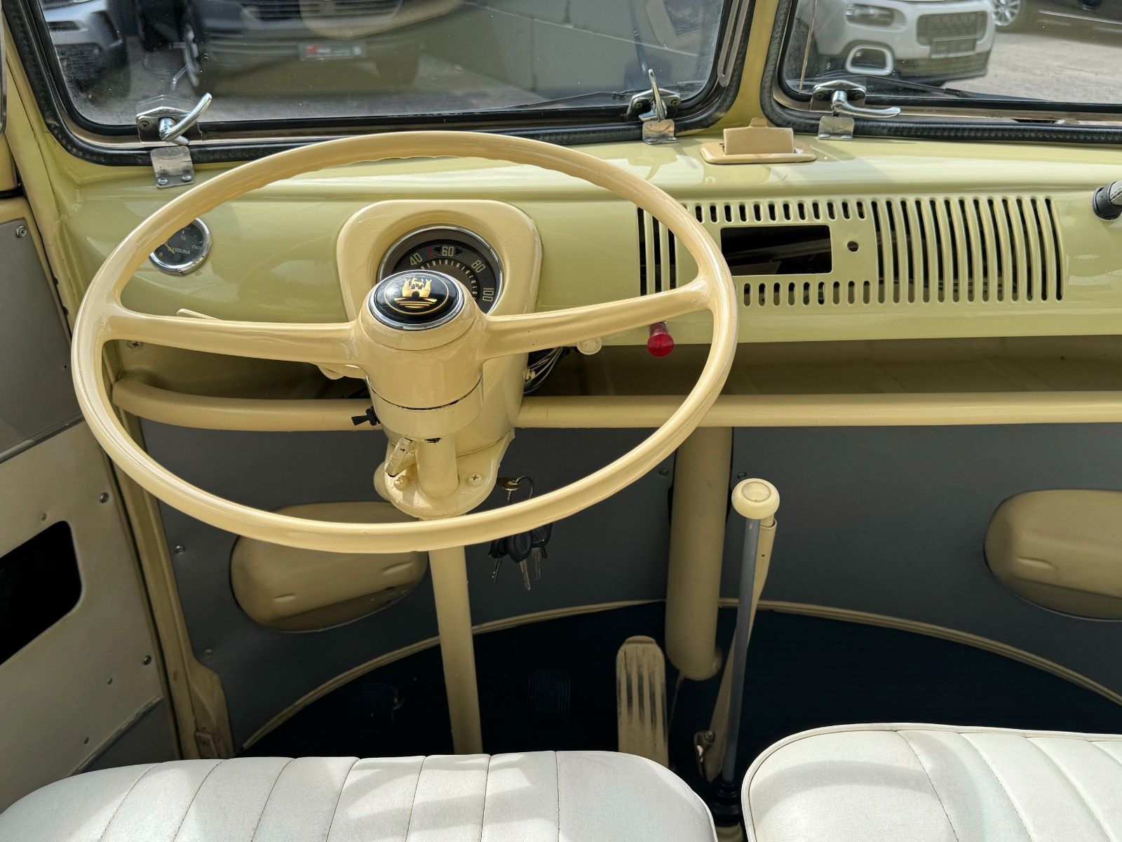 Fahrzeugabbildung Volkswagen T1 Samba 9-Sitzer Faltdach mit Panoramafenstern