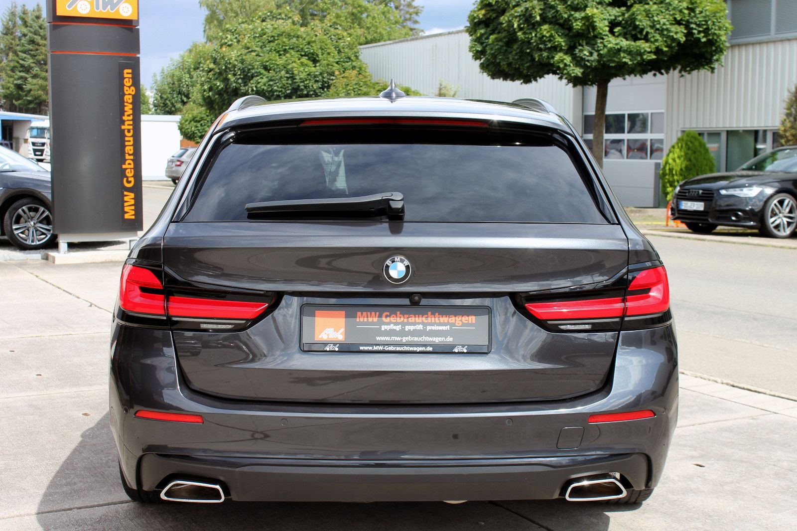 Fahrzeugabbildung BMW 520d Touring Aut. LED ACC KAM PANO HUD AHK StHz