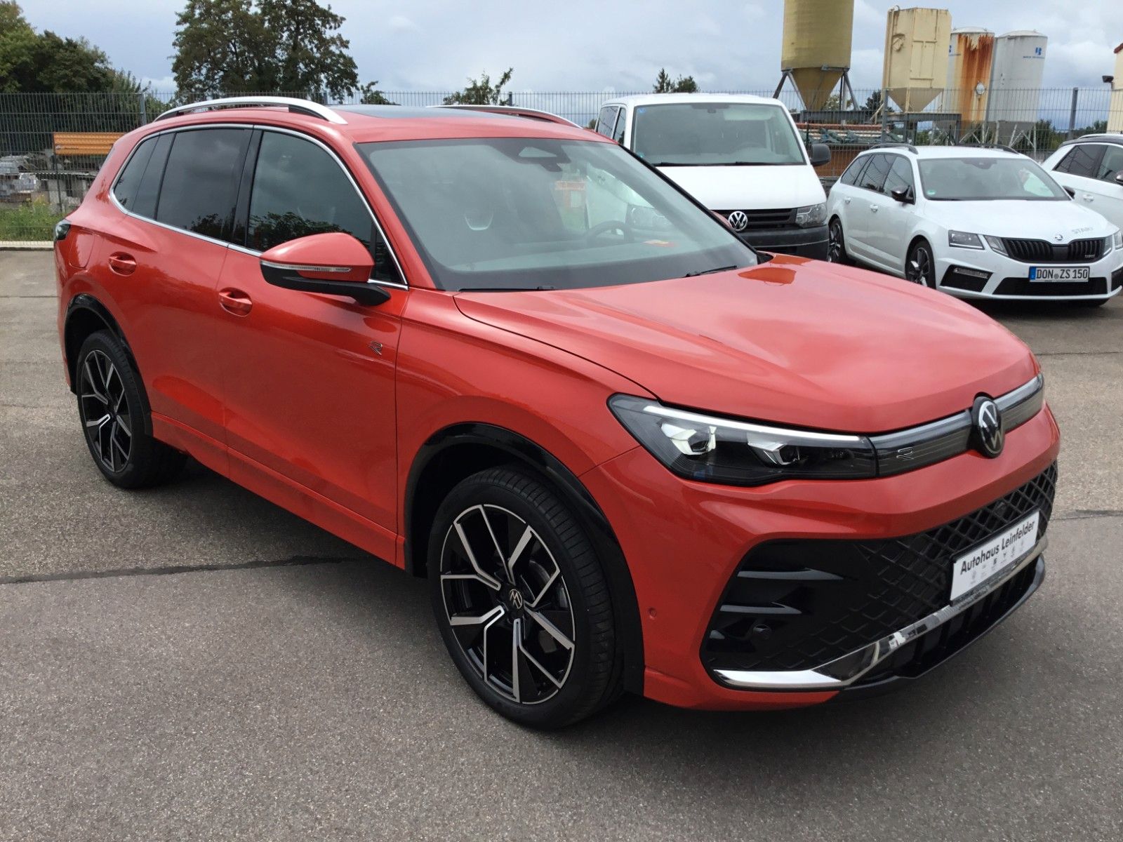 Fahrzeugabbildung Volkswagen Tiguan 2.0 TDI DSG 4M R-Line+AHK+20"+Pano