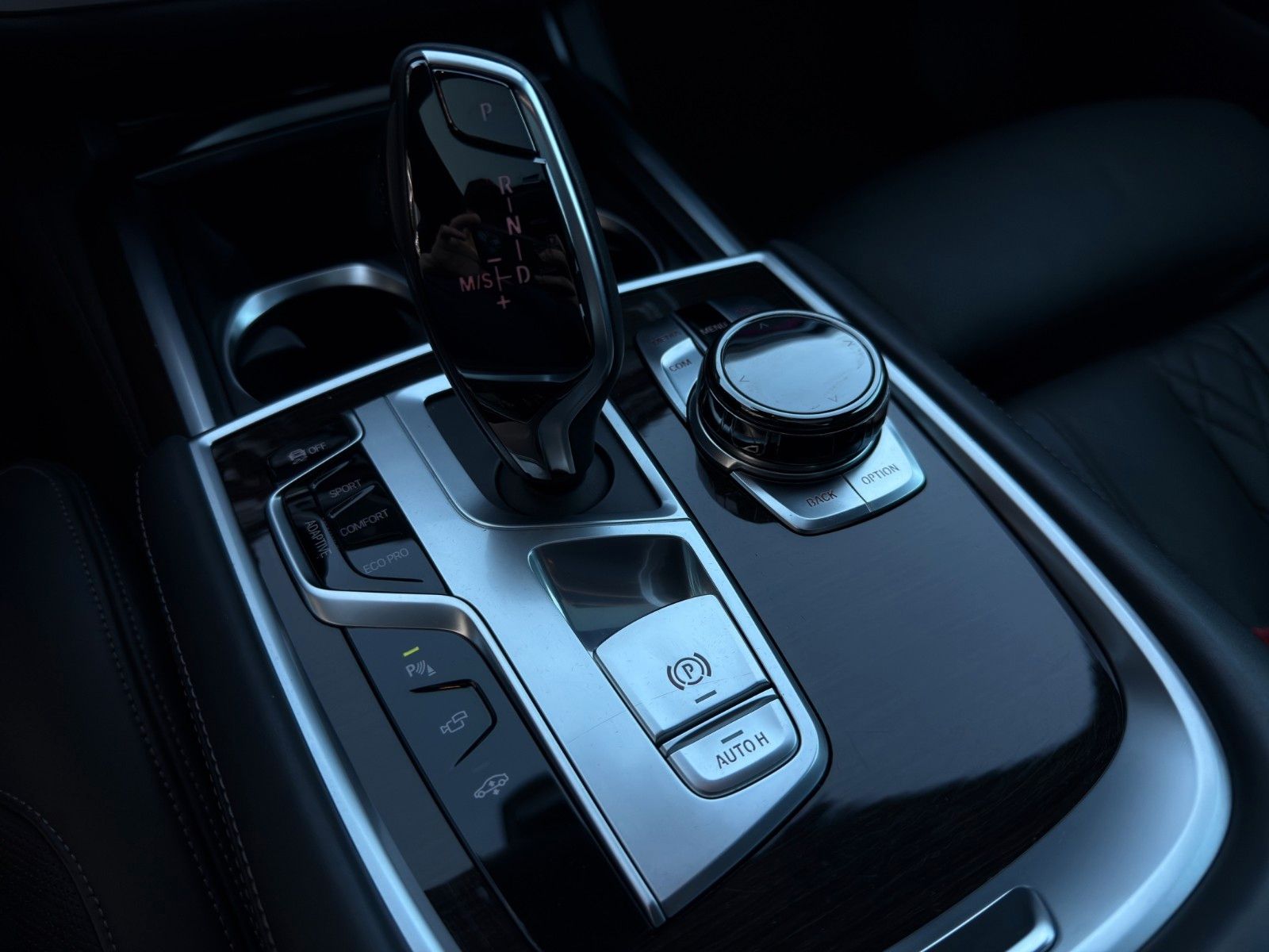 Fahrzeugabbildung BMW 750i xDrive*StHeiz*B&W*Head-Up*Schiebedach*Laser