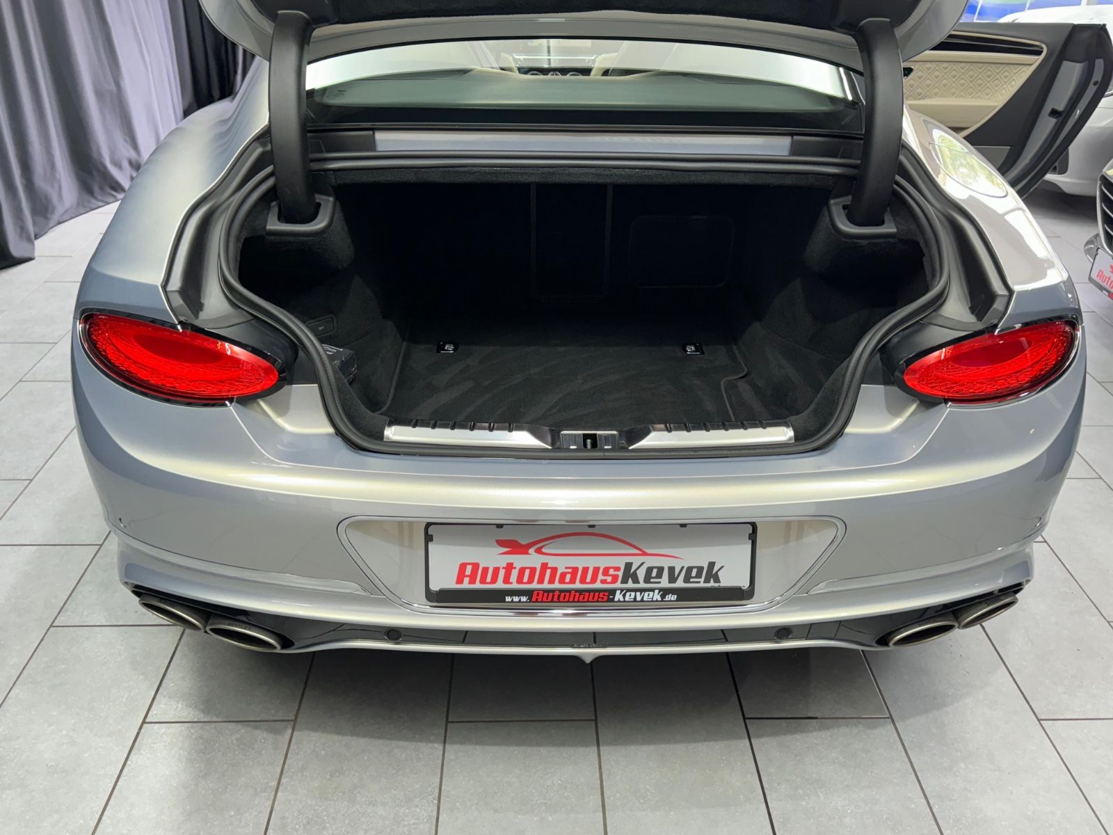 Fahrzeugabbildung Bentley Continental GT 6.0 W12 4WD AKRAPOVIC MASSAGE