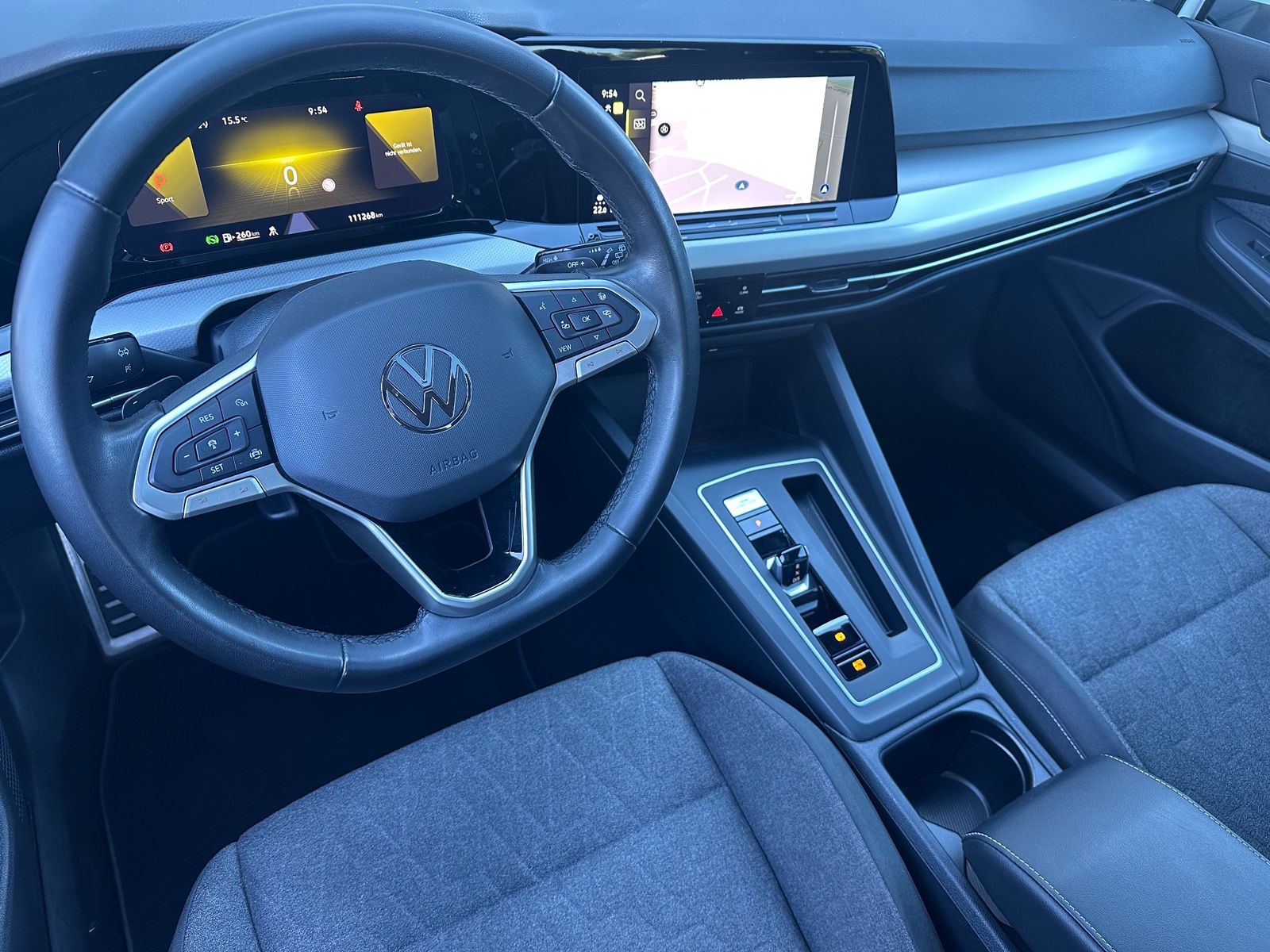 Fahrzeugabbildung Volkswagen Golf VIII 2.0 TDI DSG MOVE NAV+PANO+AHK+HUD+KAM