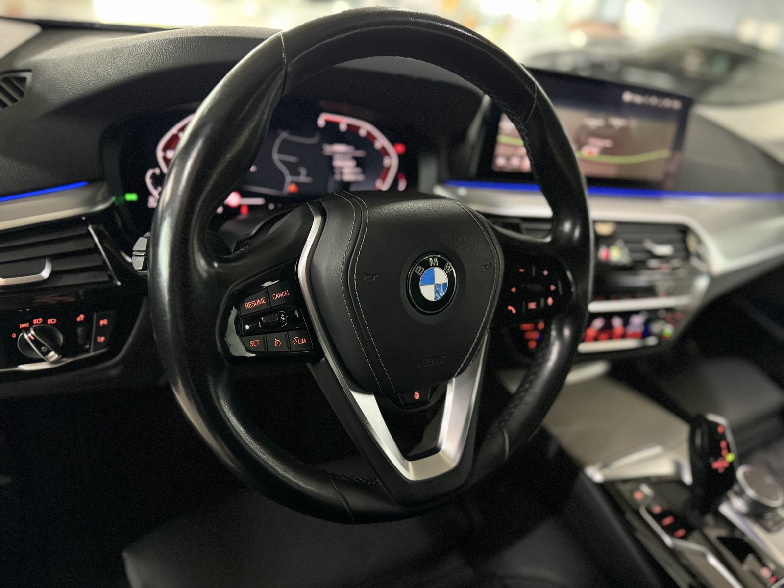 Fahrzeugabbildung BMW 520d Panorama Kamera DAB HiFi DisplKey AHK Sport