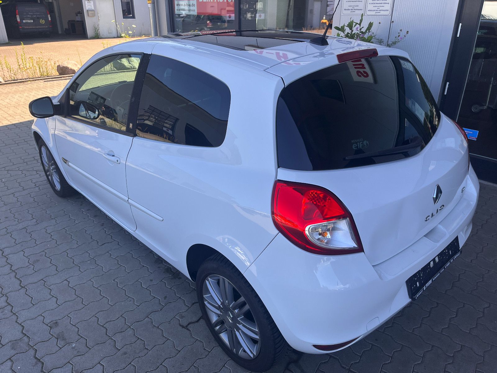 Fahrzeugabbildung Renault Clio III Night and Day Leichter Heckschaden !