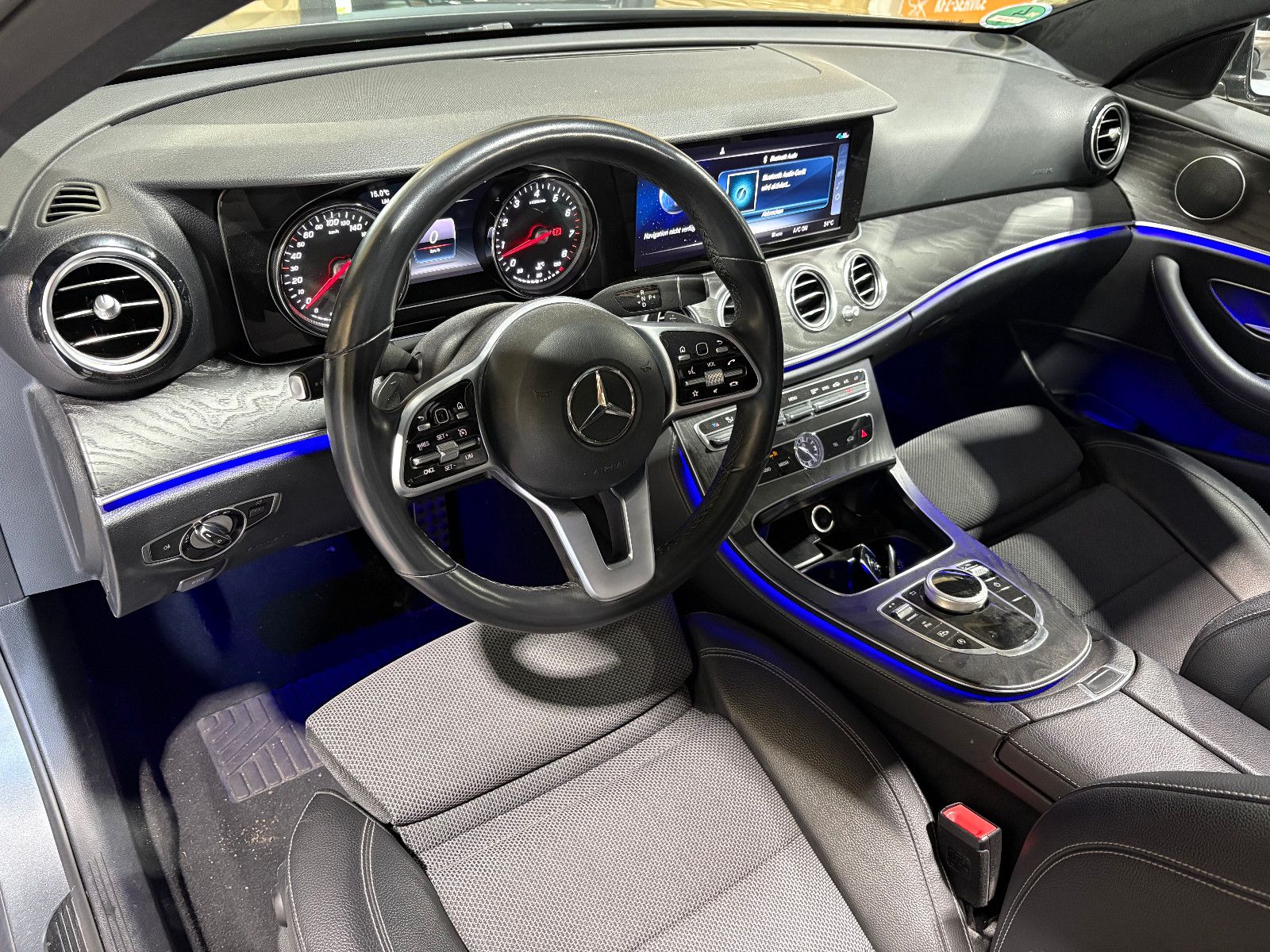 Fahrzeugabbildung Mercedes-Benz E 200 Lim./PANO/AMBIENTE/APPLE/SHZ/KLIMA/