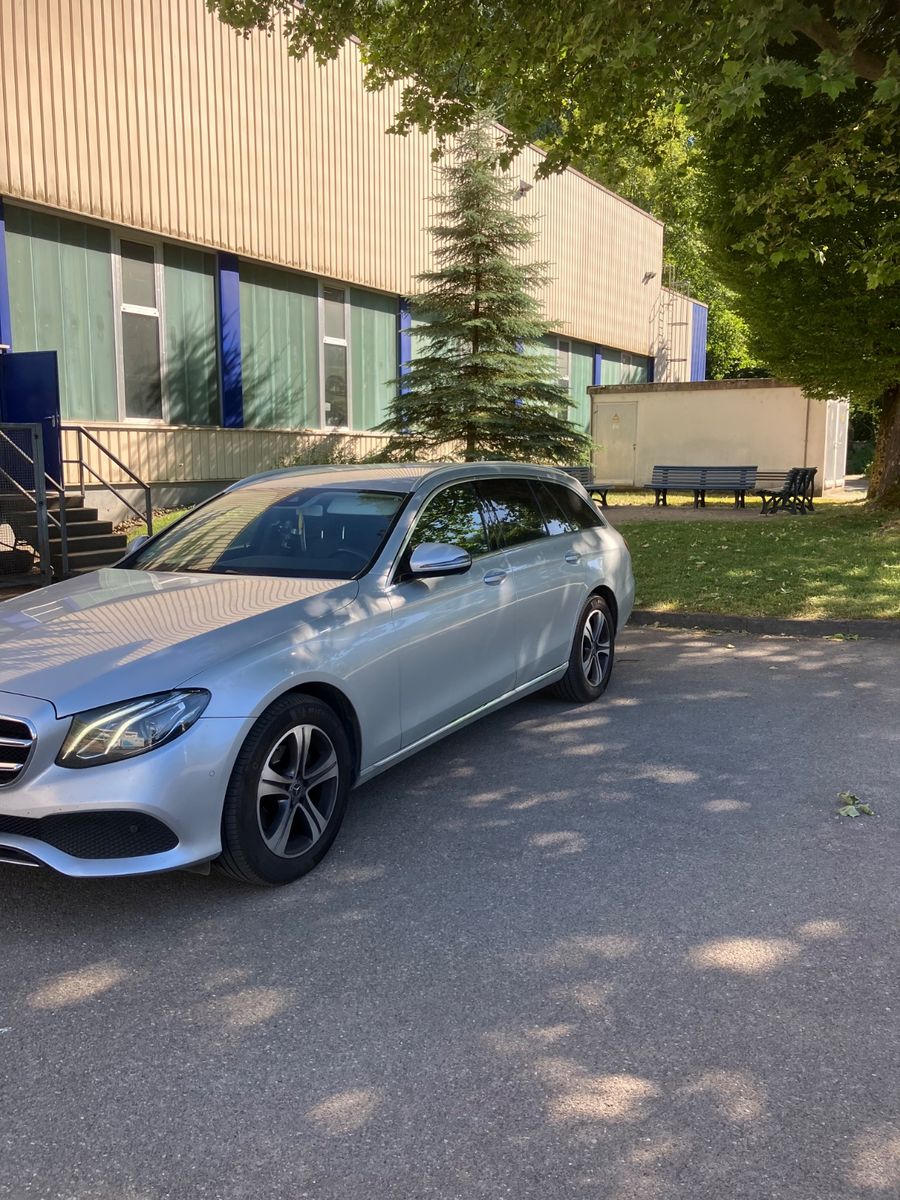MERCEDES-BENZ E 220 d T Autom. -