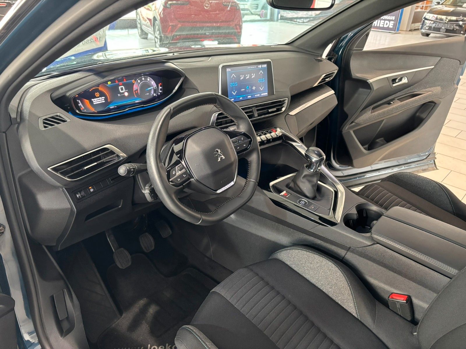 Fahrzeugabbildung Peugeot 3008 1.2T ACTIVE PACK NAVI/LED/SPORT/VIRT/PDC