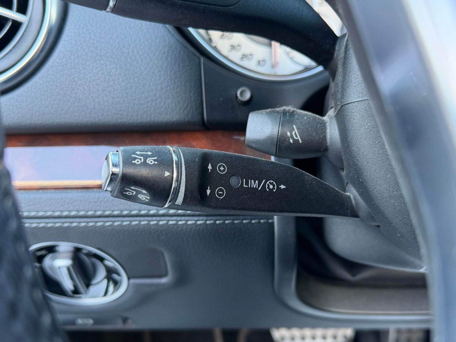 Fahrzeugabbildung Mercedes-Benz SL 350 /AMG/HARMAN-KARDON/MEMORY/T-WINKEL