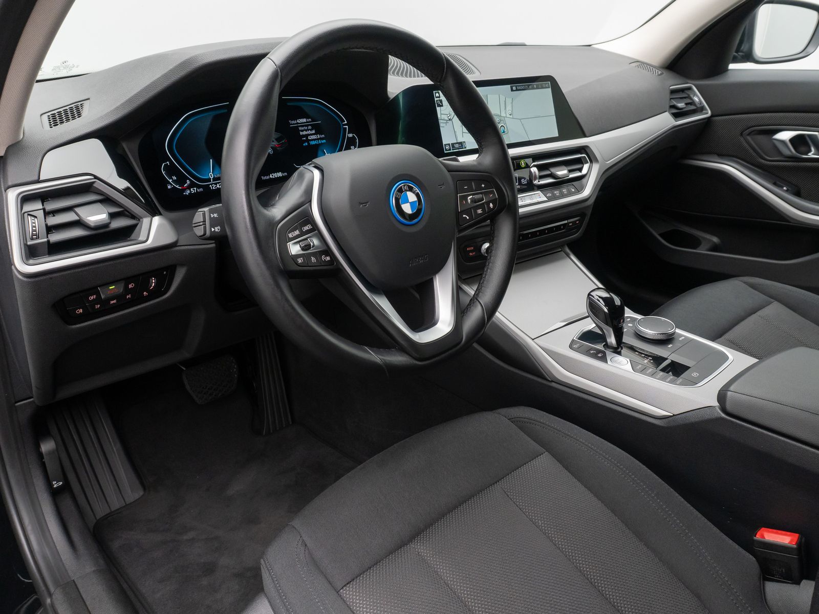 Fahrzeugabbildung BMW 320e Alarm DAB PDC GeschwindigReg Cockpit 19Zoll