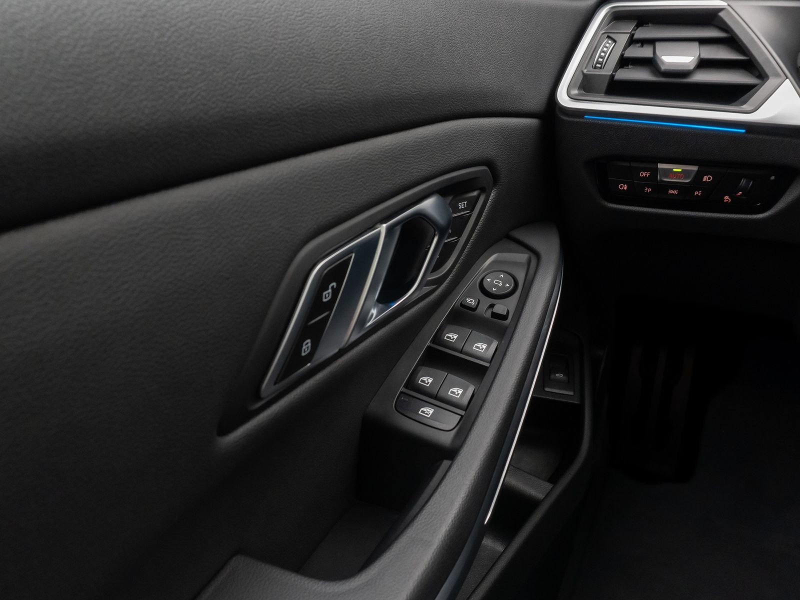 Fahrzeugabbildung BMW 318d M Sport Panorama Kamera HUD DAB HiFi AHK