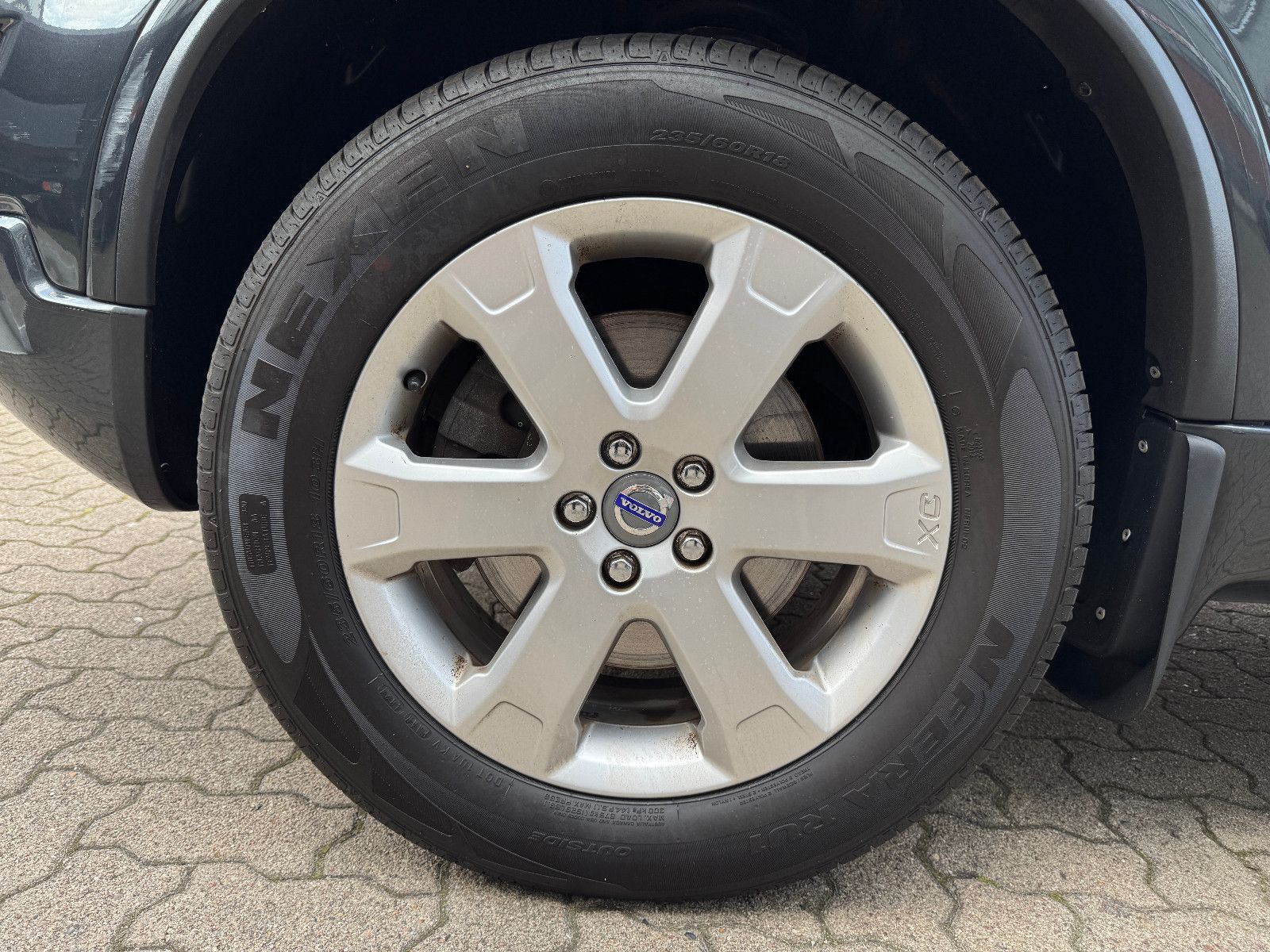Fahrzeugabbildung Volvo XC90 2.4 D5 AWD GEARTRONIC 7-SITZER VOLL TÜV NEU