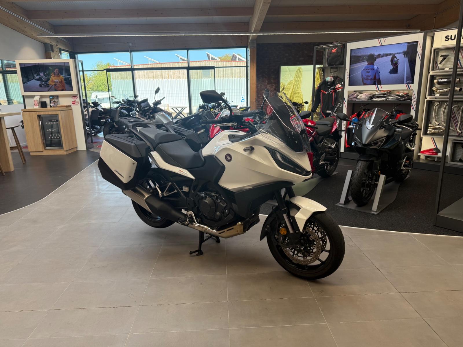 Honda NT1100 mit Tieferlegung *Service und Reifen neu*