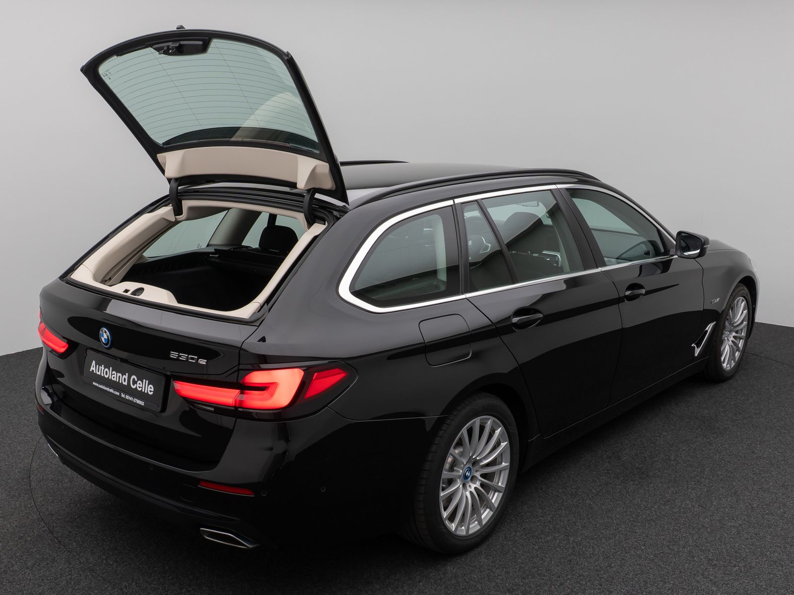 Fahrzeugabbildung BMW 530e Kamera DAB CockPitPro Stop&Go Alarm LED