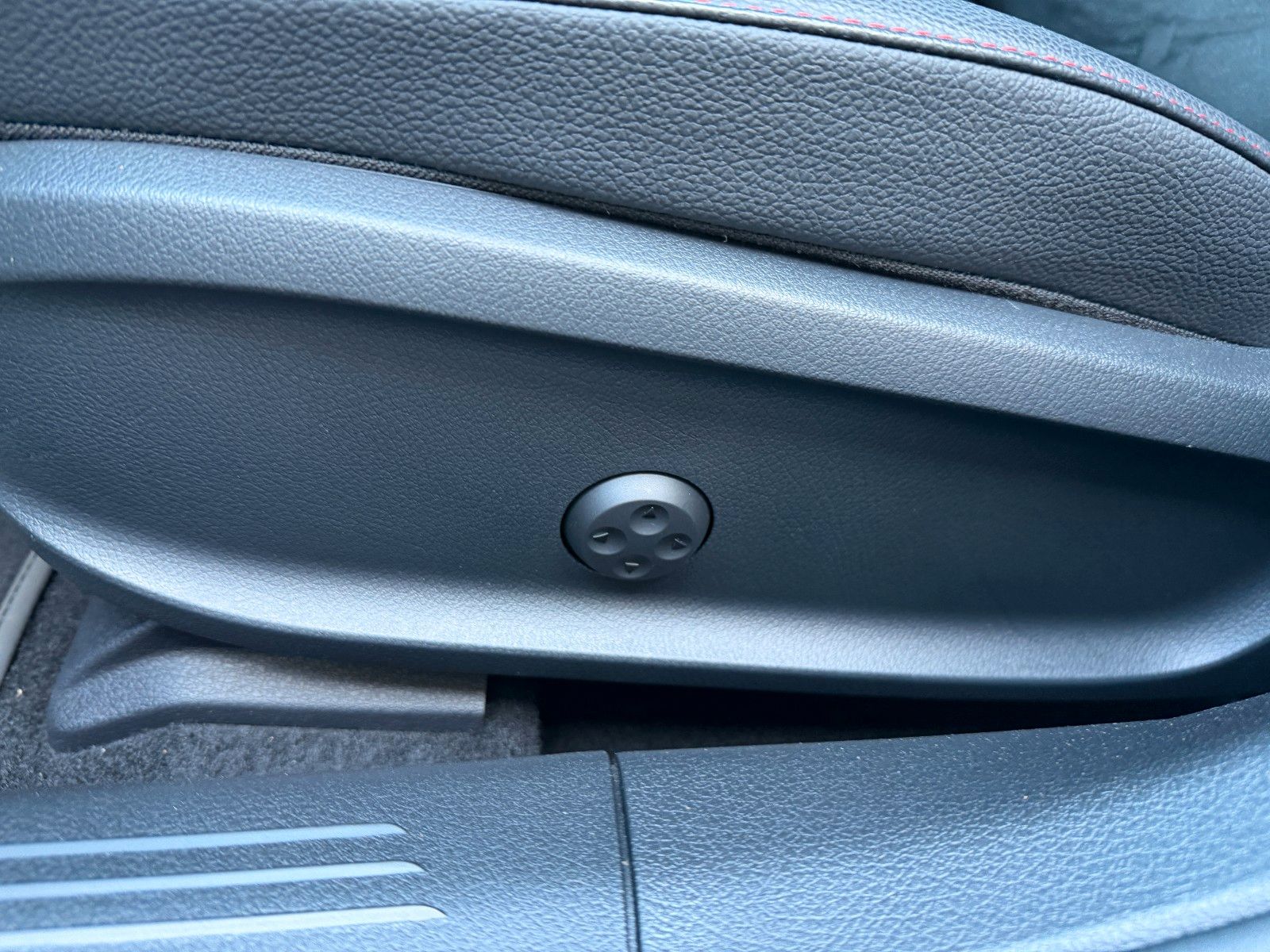 Fahrzeugabbildung Mercedes-Benz A 200 Limousine AMG NIGHT+AHK+MEMORY+360°+Ambien
