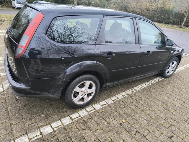 Ford Focus  Kombi 1.6 - mit Erst Motor