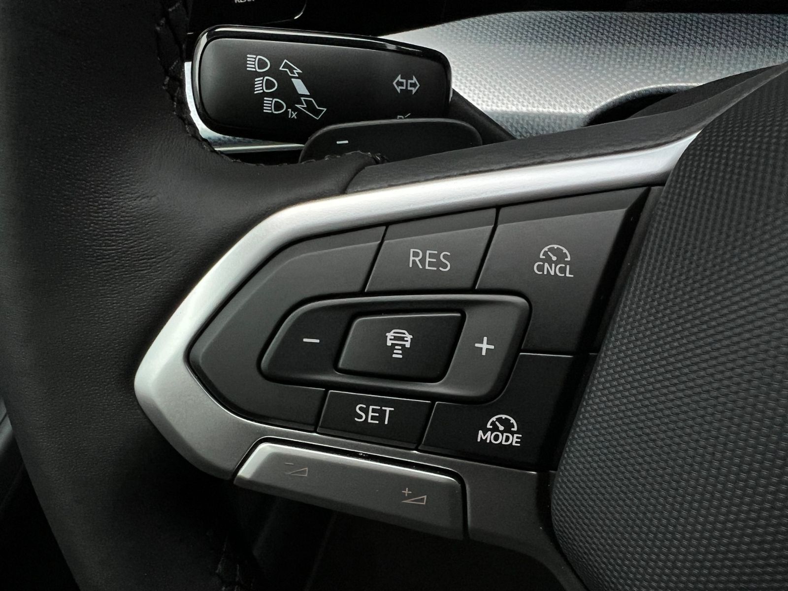 Fahrzeugabbildung Volkswagen Golf VIII Variant Life 2.0 TDI DSG *AHK, LED, AC