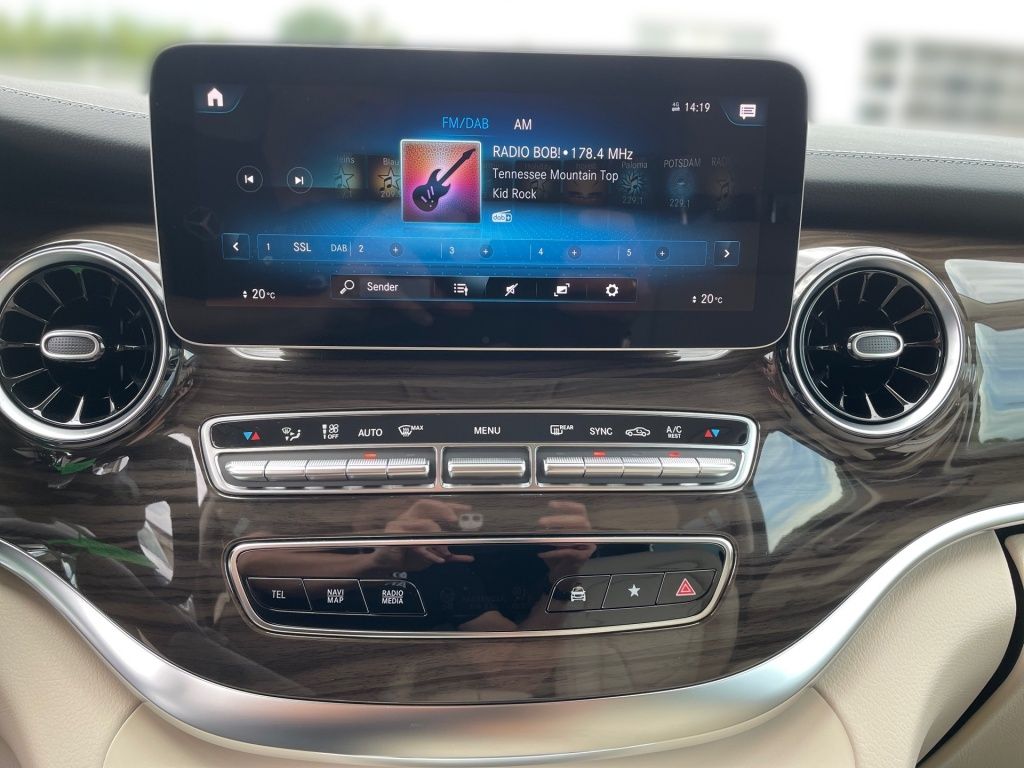 Fahrzeugabbildung Mercedes-Benz V 300 d Avantgarde extralang 4x4 Mittelkonsole,