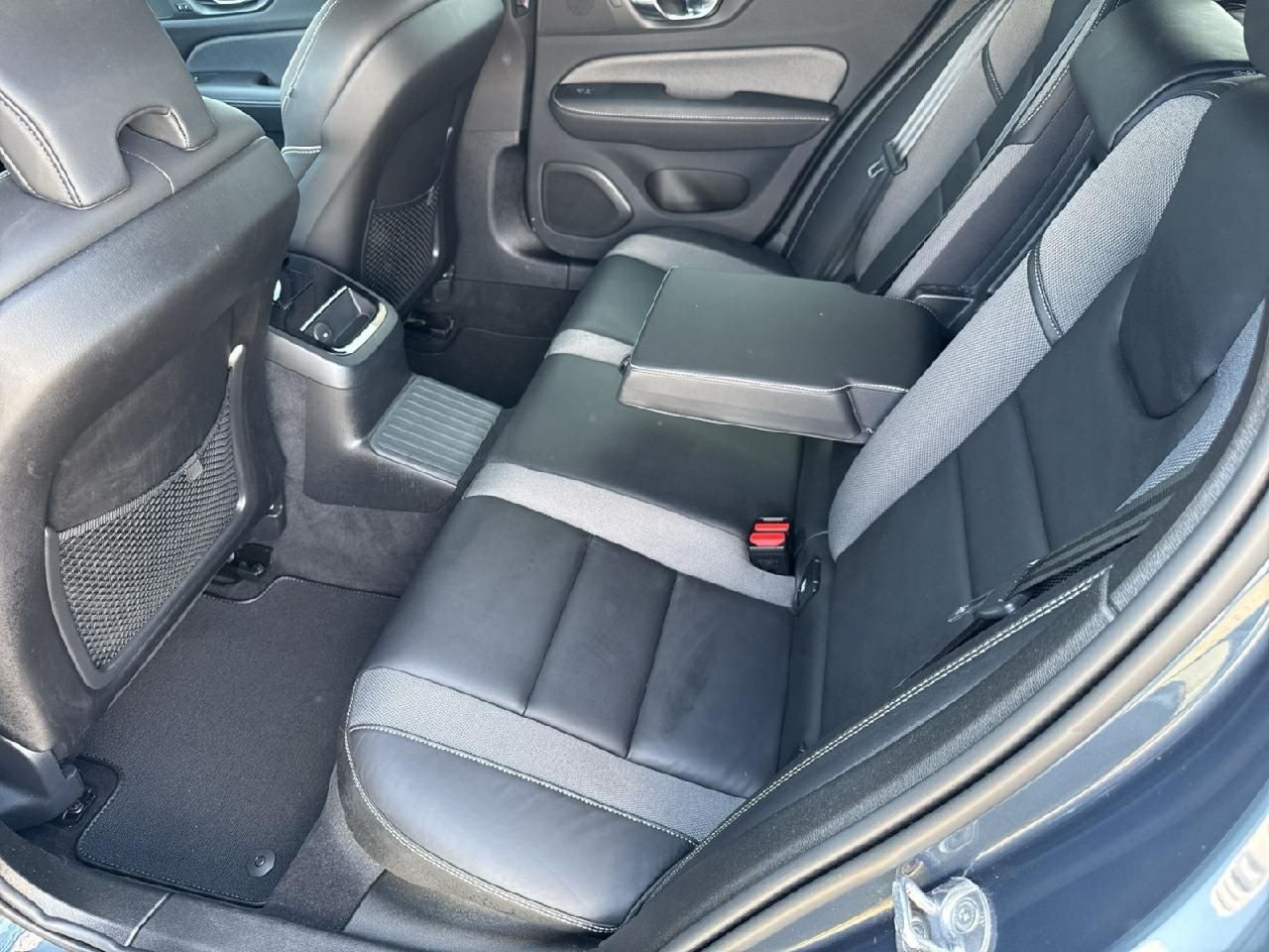 Fahrzeugabbildung Volvo V60 Kombi R Design Recharge Plug-In Hybrid AWD