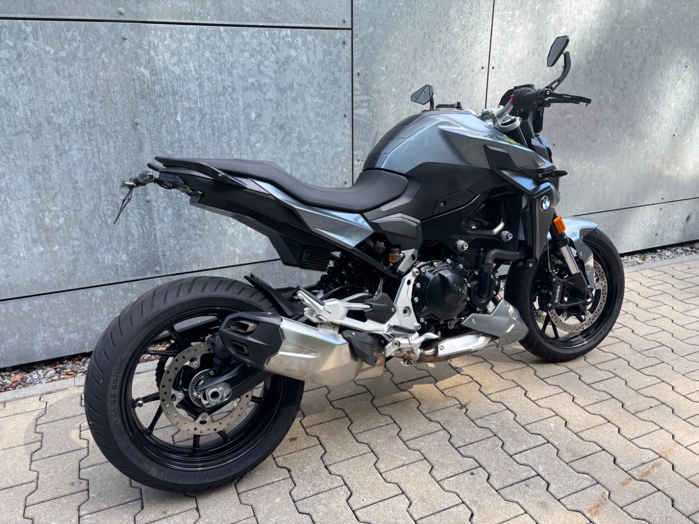Fahrzeugabbildung BMW F 900 R kurzer Kennzeichenhalter, Lenkerendspieg