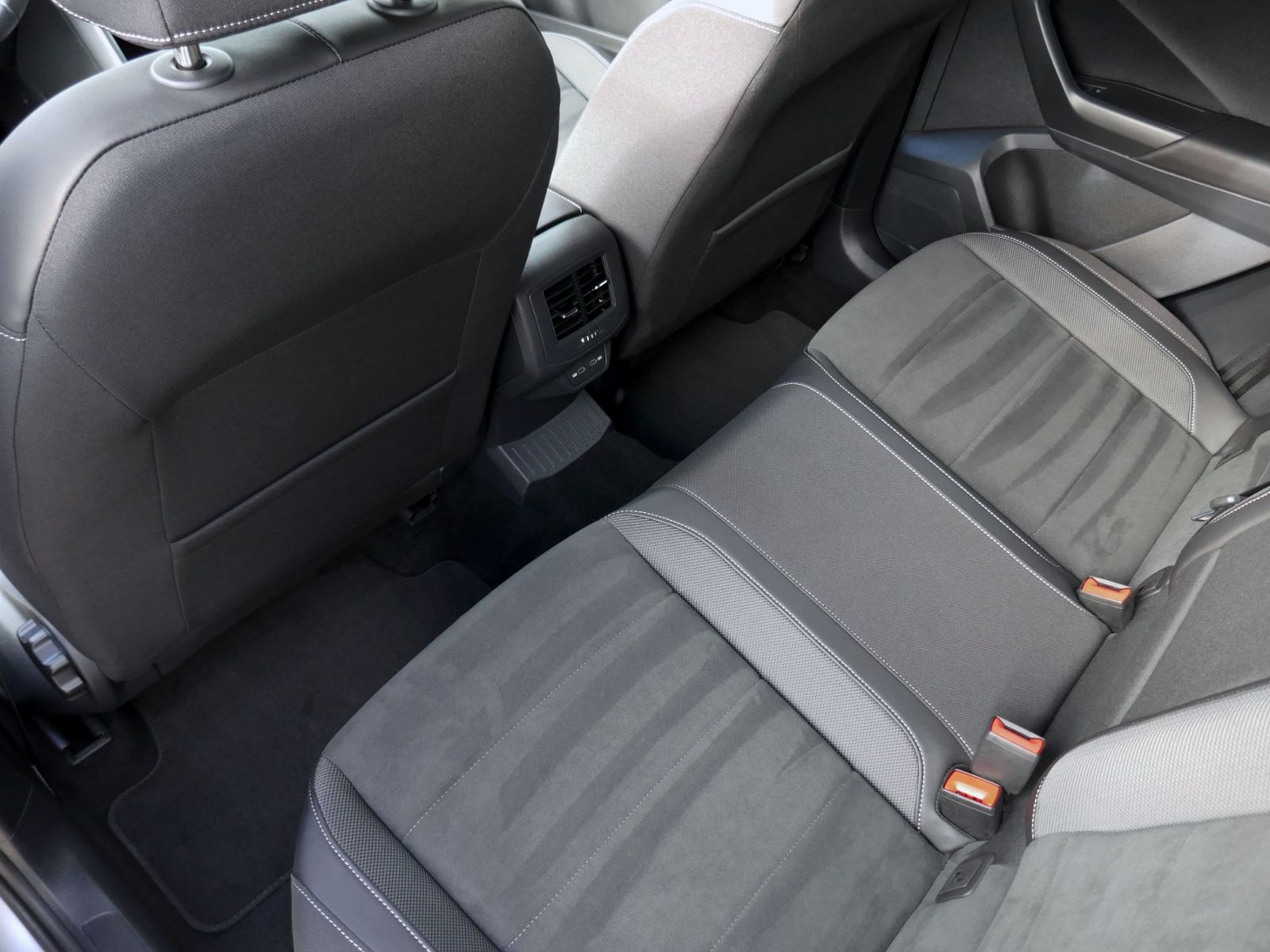 Fahrzeugabbildung Volkswagen T-Roc Style 2.0 TDI DSG | LED AHK RFK ACC Navi