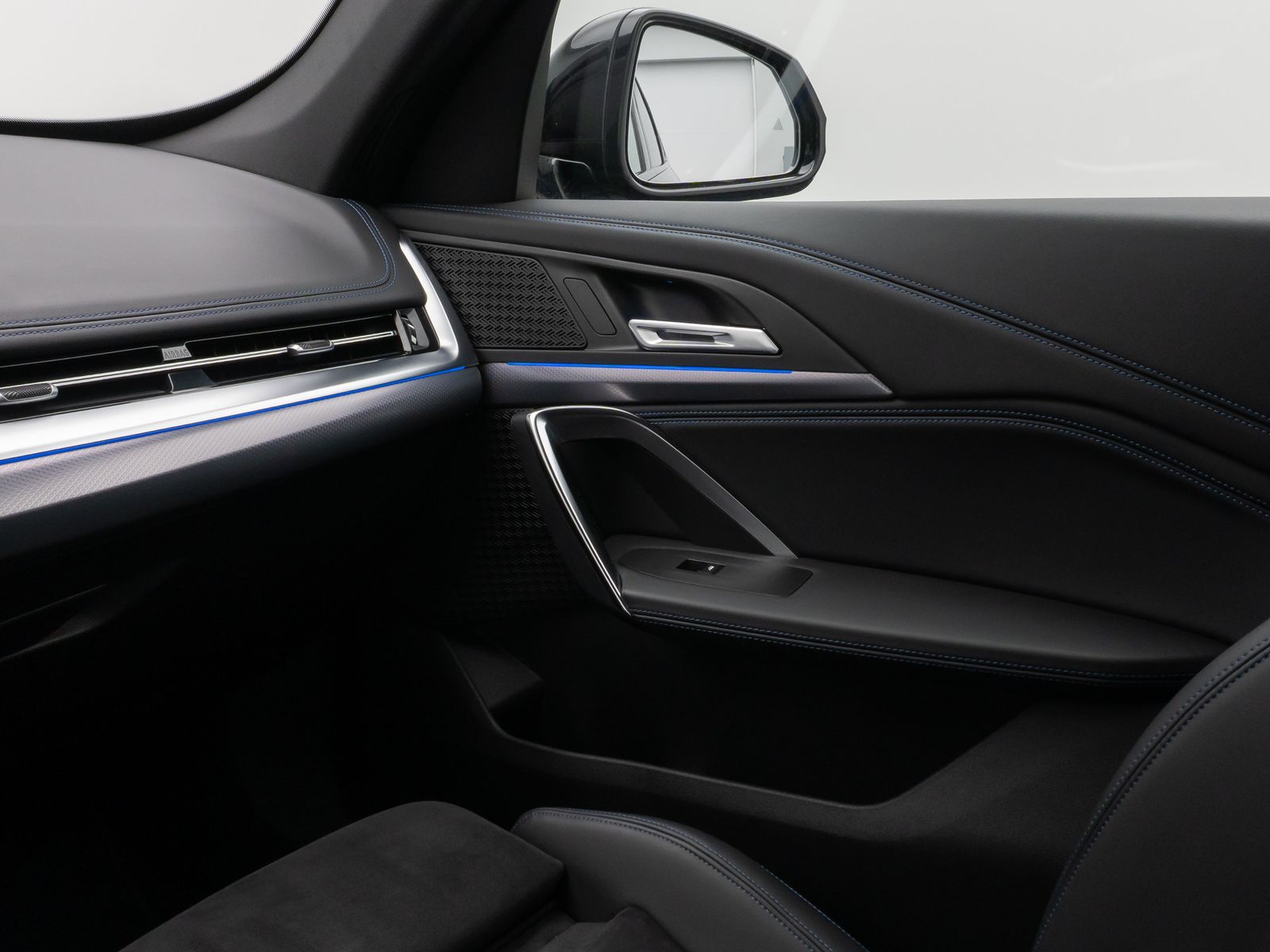 Fahrzeugabbildung BMW iX1 xD30 M Sport Kamera DAB Komfort Fernlichtass