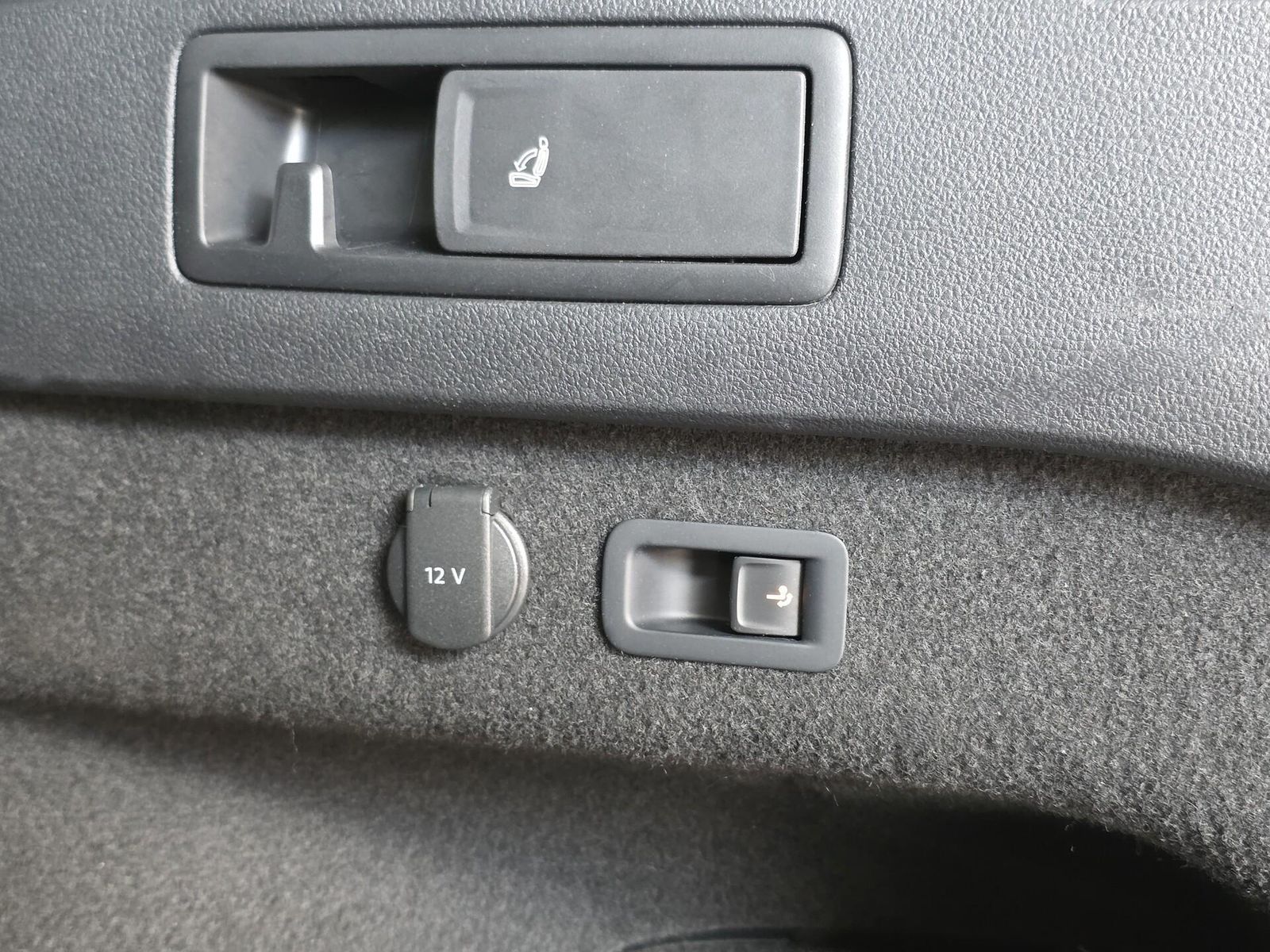 Fahrzeugabbildung Volkswagen Passat Variant 4M R-Line/Keyles/DAB/Carplay/Ahk
