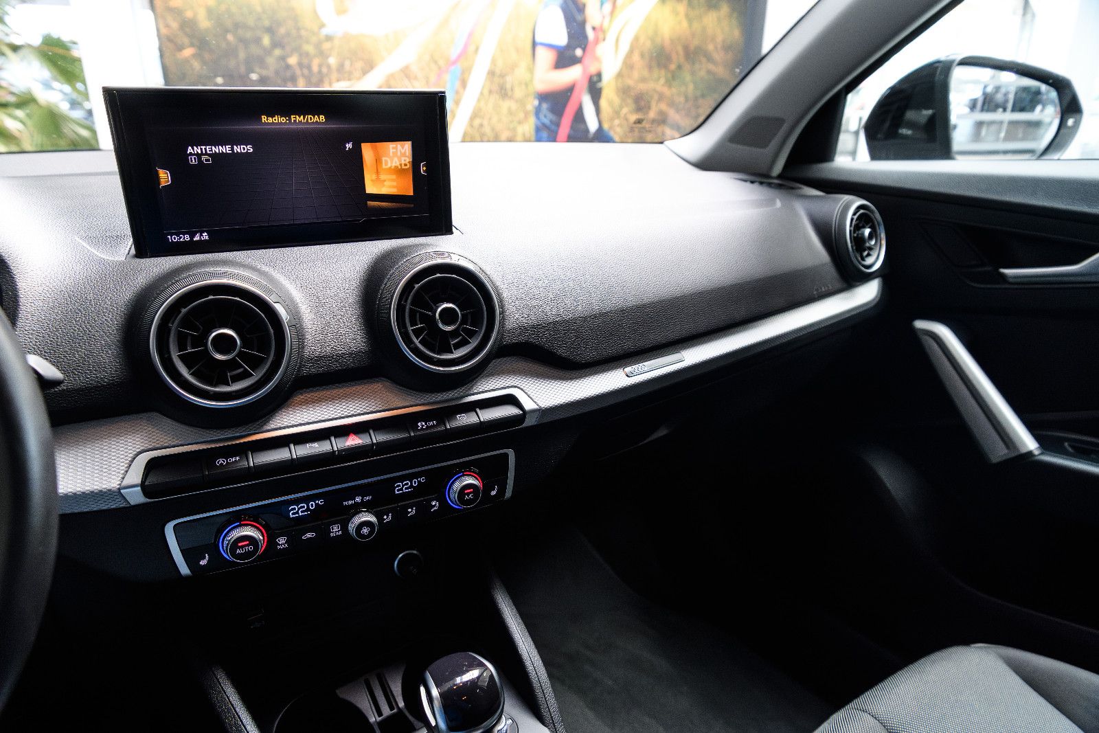 Fahrzeugabbildung Audi Q2 35 TFSI S tronic LED/SZH/RFK/NAVI/GJR