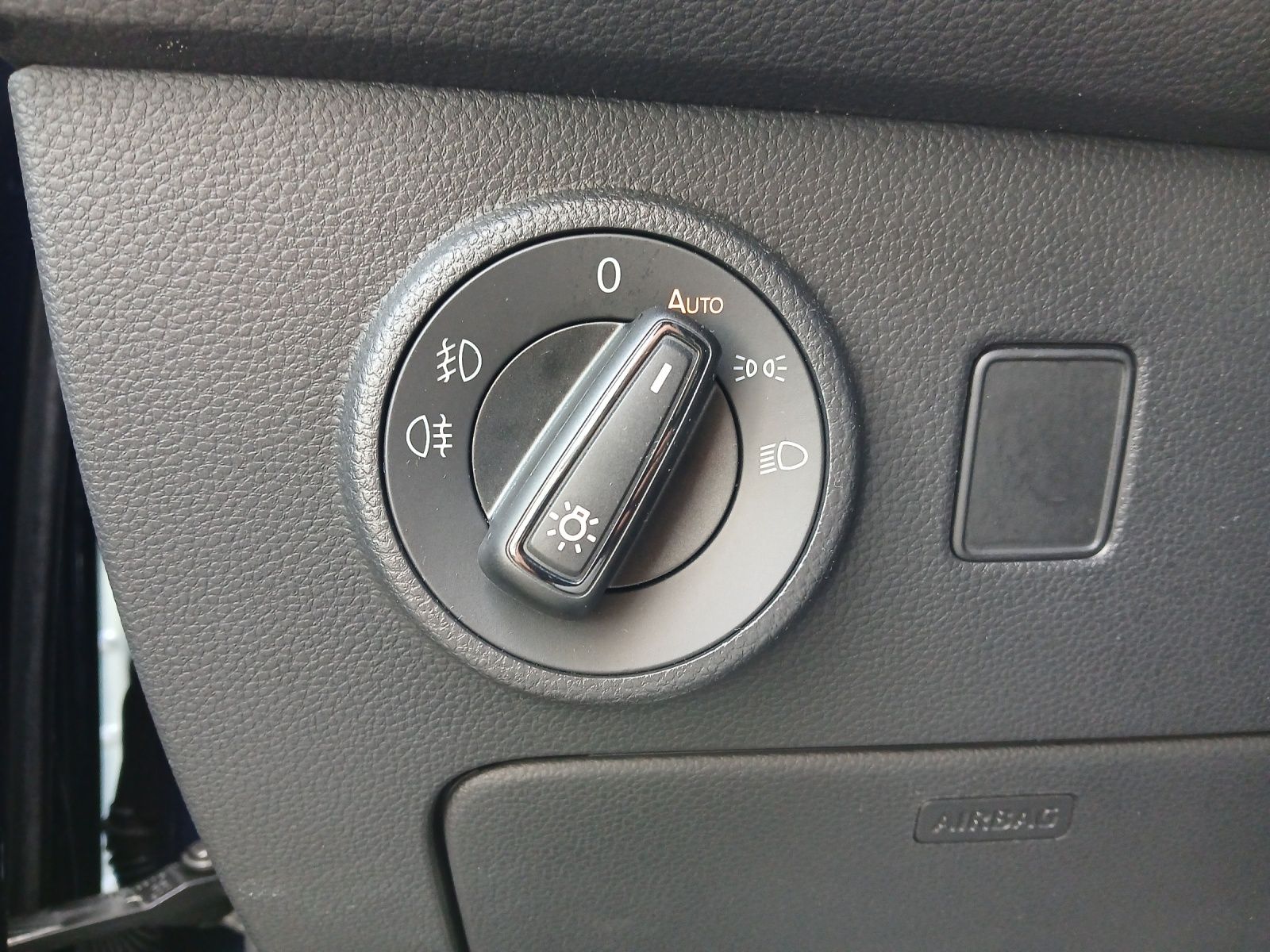 Fahrzeugabbildung SEAT Ateca TSI Xperience DSG LED AID ACC RFK SH