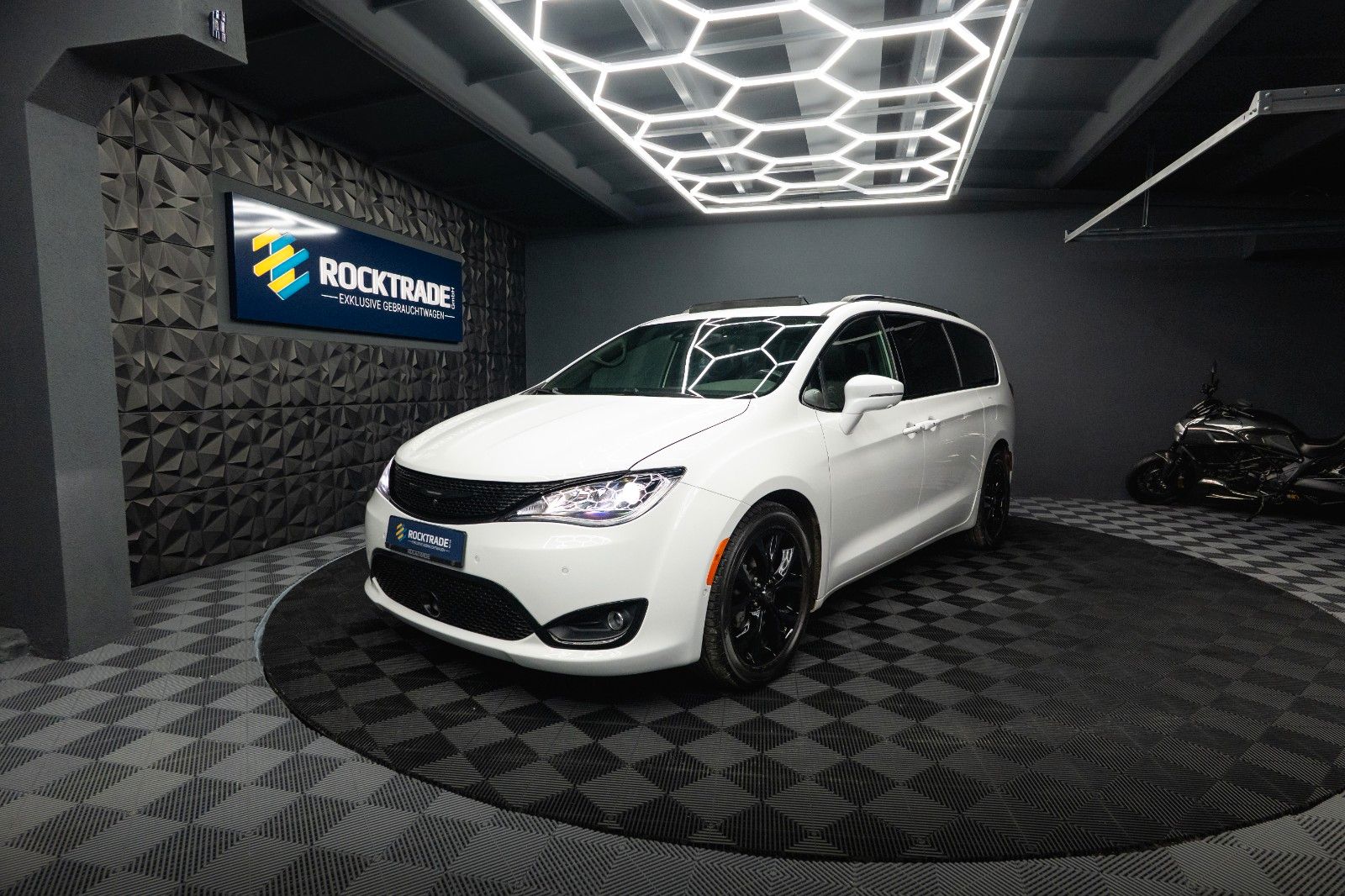 Fahrzeugabbildung Chrysler Pacifica 3.6 V6 LIMITED Night *Pano*CarPlay*ACC