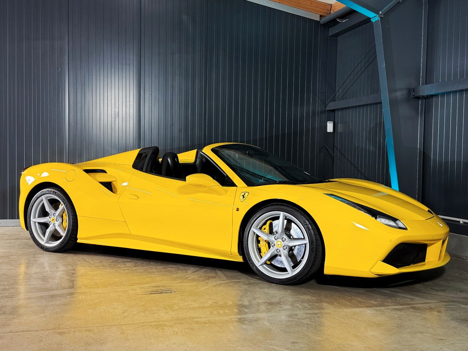 Fahrzeugabbildung Ferrari 488 Spider + Giallo Modena + Scuderia Shields