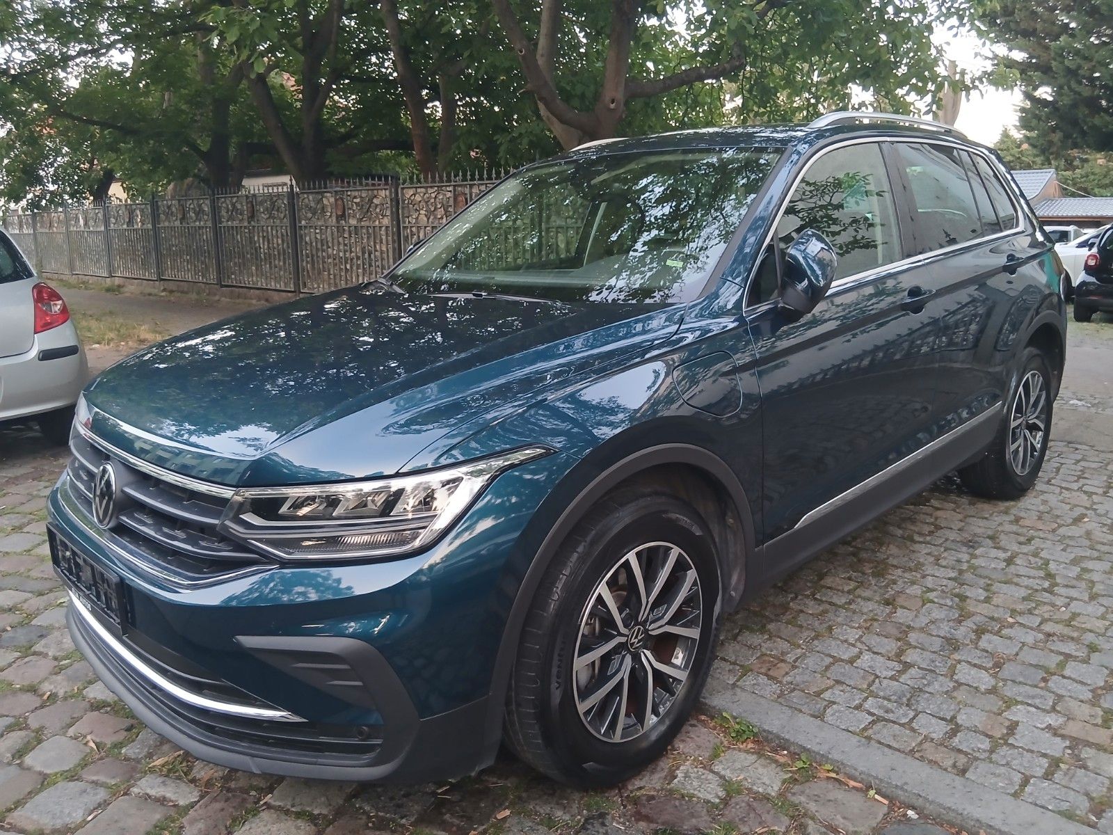Volkswagen Tiguan - 1