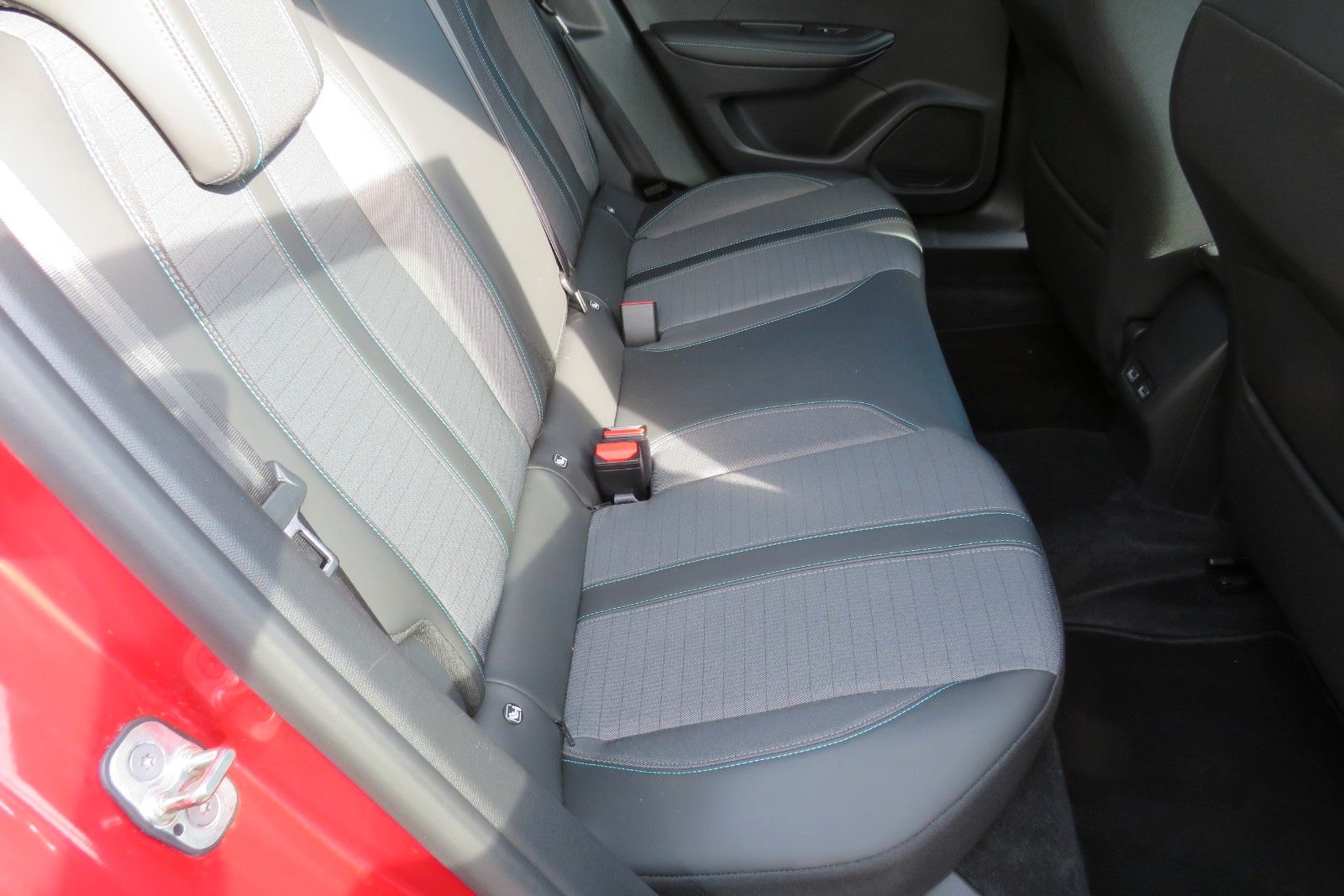 Fahrzeugabbildung Peugeot 2008 e- ALLURE NAVI GRA APP-CON SITZH. PDC 1.HD