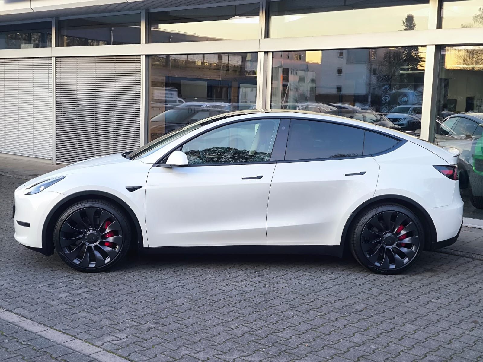 Fahrzeugabbildung Tesla Model Y PERFORM AWD PANO+NAVI+STDHZ+LED+ACC+360+
