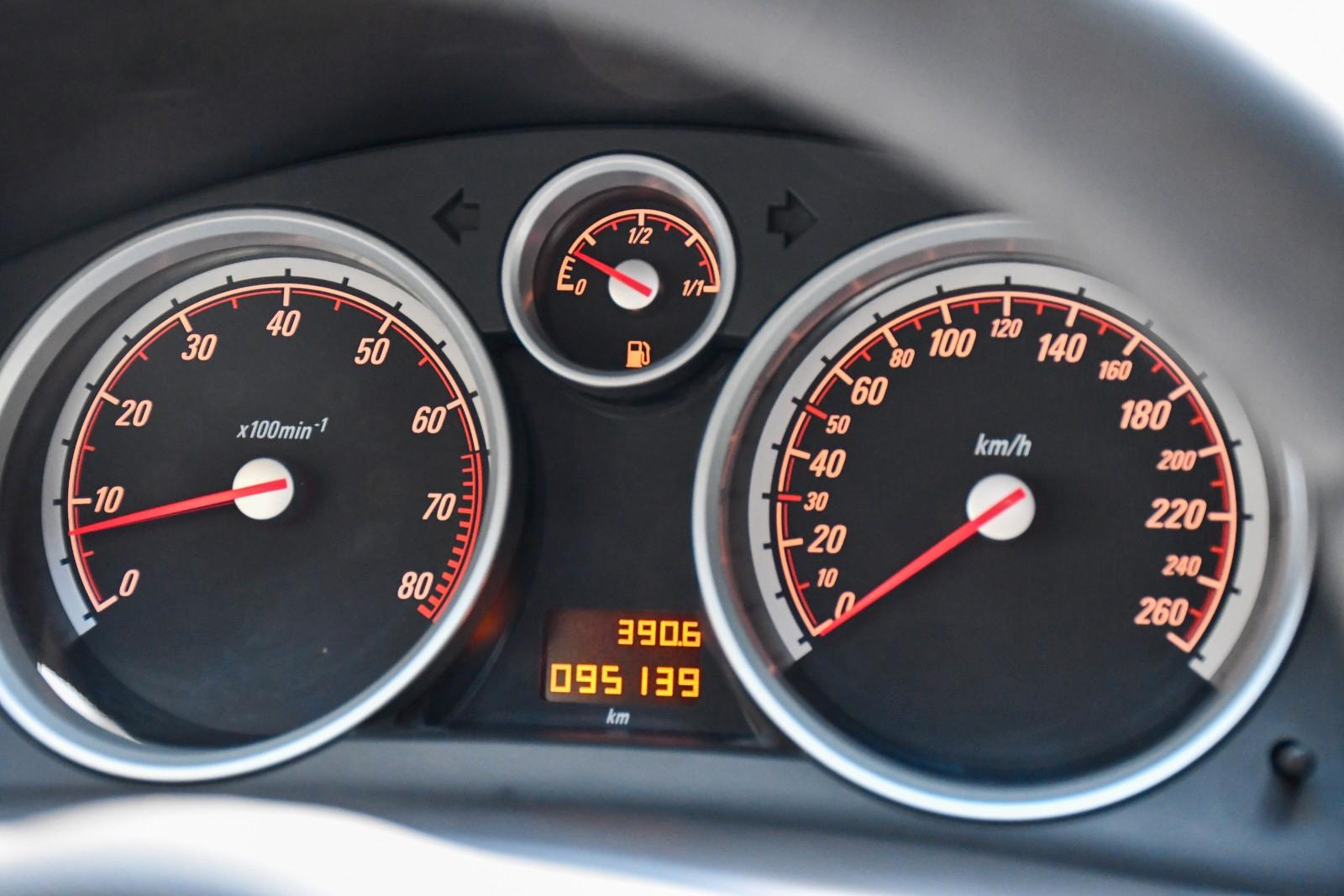 Opel Astra GTC 1.8 140 ch • Pack OPC Line • Jantes 18" • Sièges sport chauffants