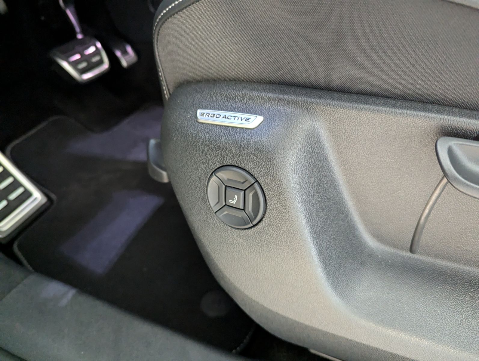 VW Tiguan 2.0TDI R-Line 4M Pano Black AHK Matrix 20 - Image 26