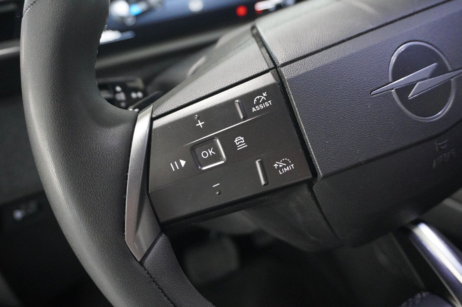 Fahrzeugabbildung Opel Grandland 1.2 48V HYBRID NAVI/LED/KAMERA/DAB+