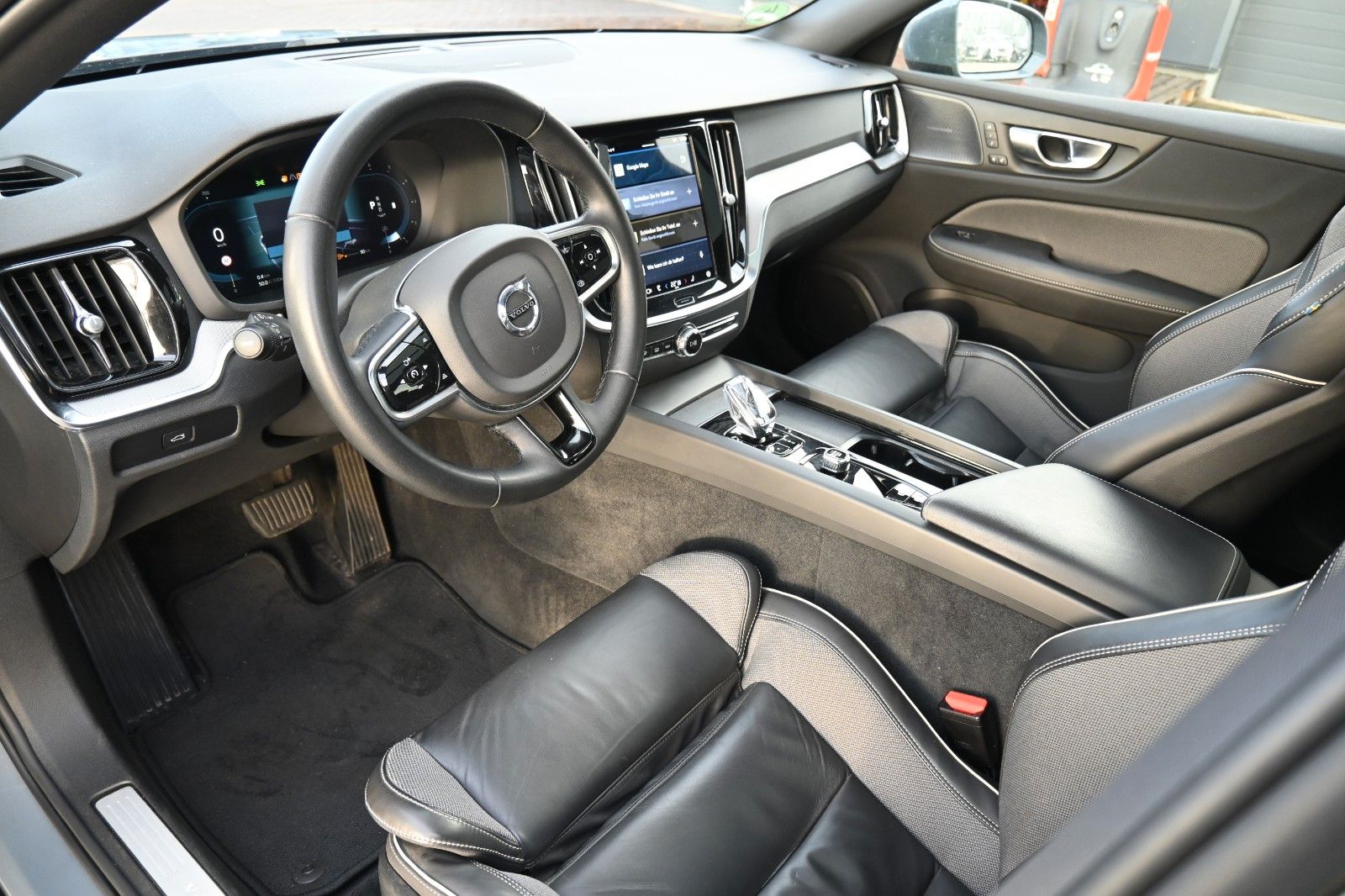 Fahrzeugabbildung Volvo V60 B4 Diesel CC Plus AWD*360°*PANO*H&K*