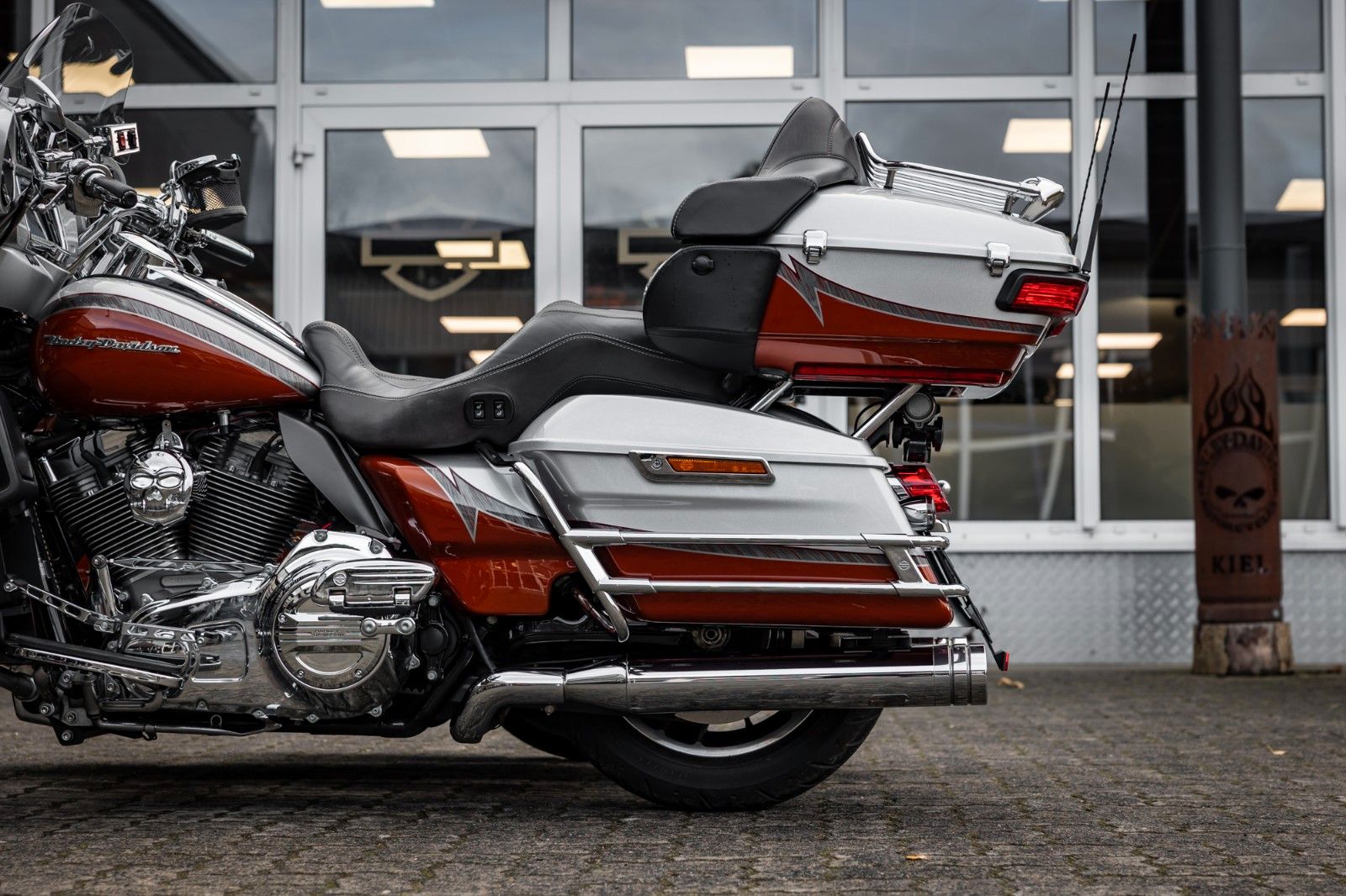 Fahrzeugabbildung Harley-Davidson FLHTKSE CVO E-Glide - V-Triebwerk Gespann