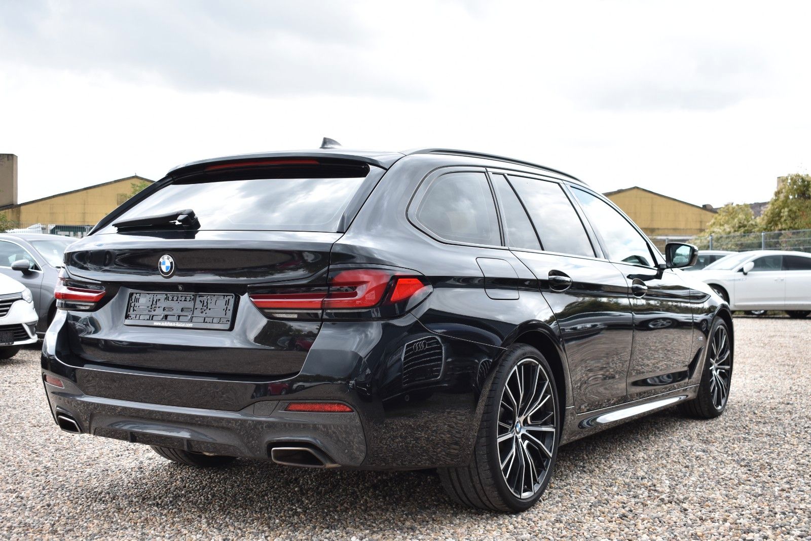 Fahrzeugabbildung BMW 530d Touring xDrive MSport LASER/HUD/KEYLESS/AHK