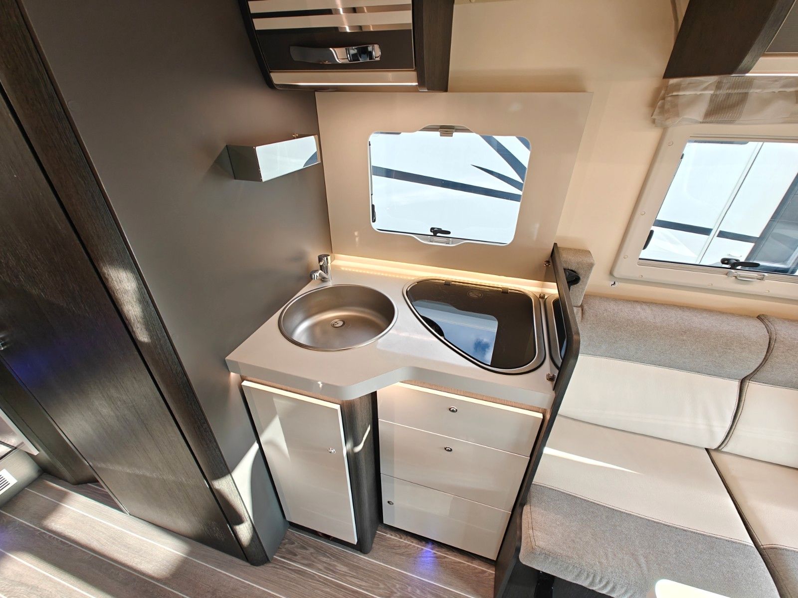 Fahrzeugabbildung Roller Team Kronos 287 TL - Face2Face, Hubbett, Einzelbetten