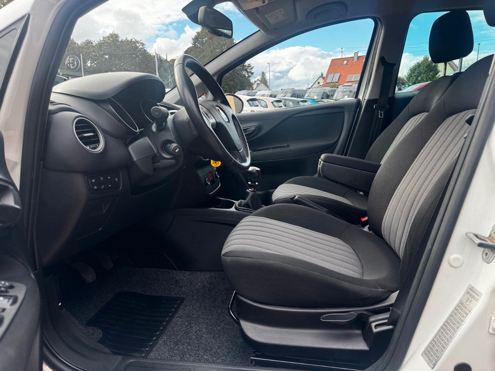Fahrzeugabbildung Fiat Punto 1,4 8V 77PS More Start+Stopp Klima Radio