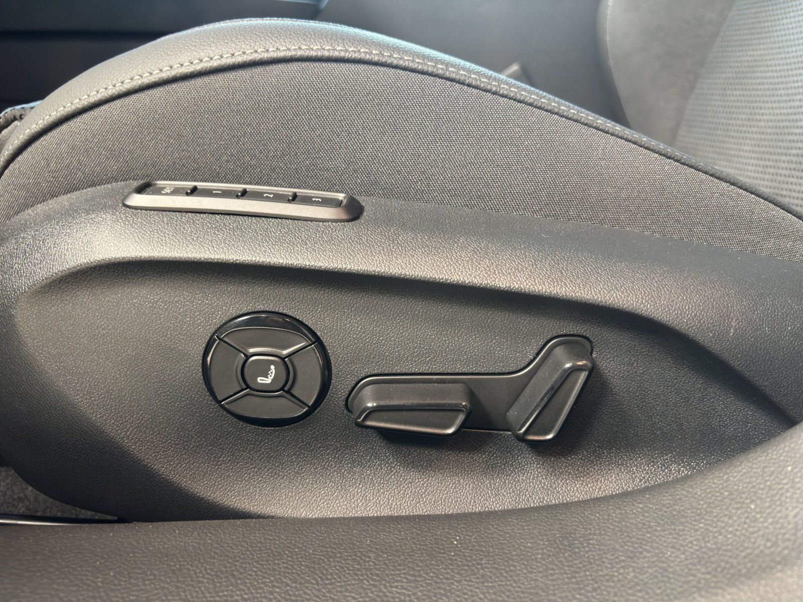 Fahrzeugabbildung SKODA Superb Combi Sportline 2,0 TDI 142 kW DSG 4x4